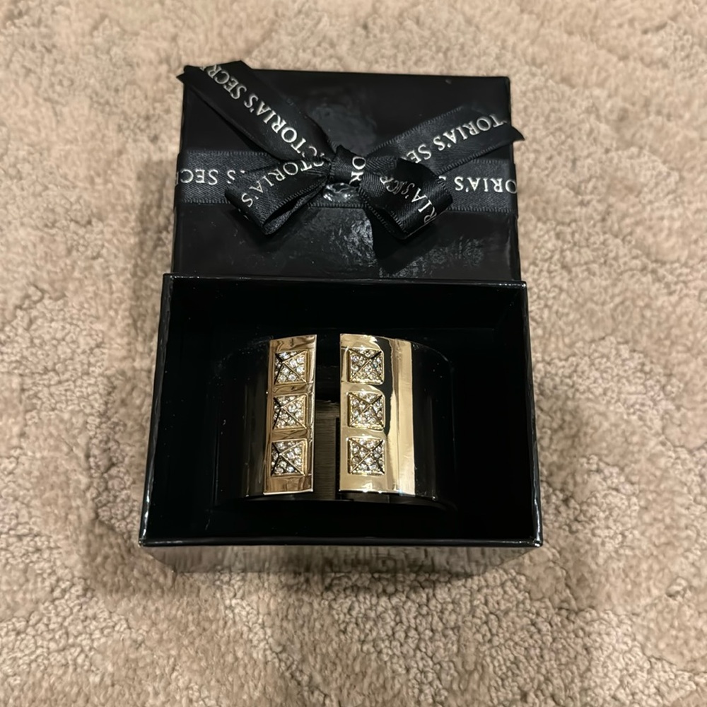 Gold bangle